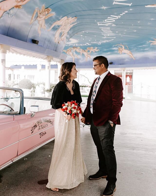 Whether you come to Vegas for a traditional wedding with all the bells and whistles or to get married under the tunnel of love in front of a pink Cadillac, I got you 📸
