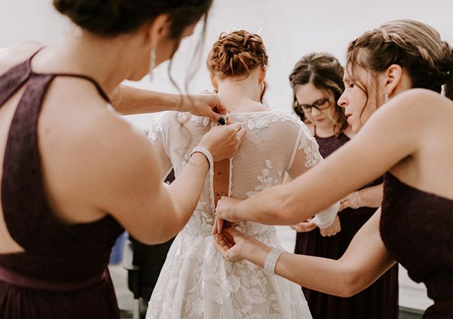 Getting a bride ready takes a village. If there’s no bridal party, I’ve gotten pretty good at stepping in for this role on your day 👐🏻 #speedyfingers