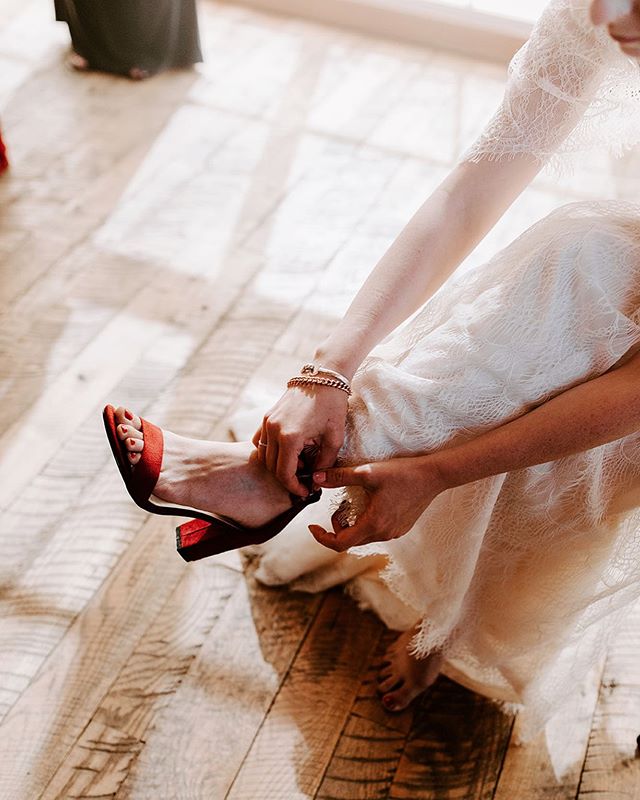 Love love love Angelica’s choice of shoe for her wedding day! Maroon is one of my favorite colors to photograph and it’s so pretty incorporated into a wedding. 😍