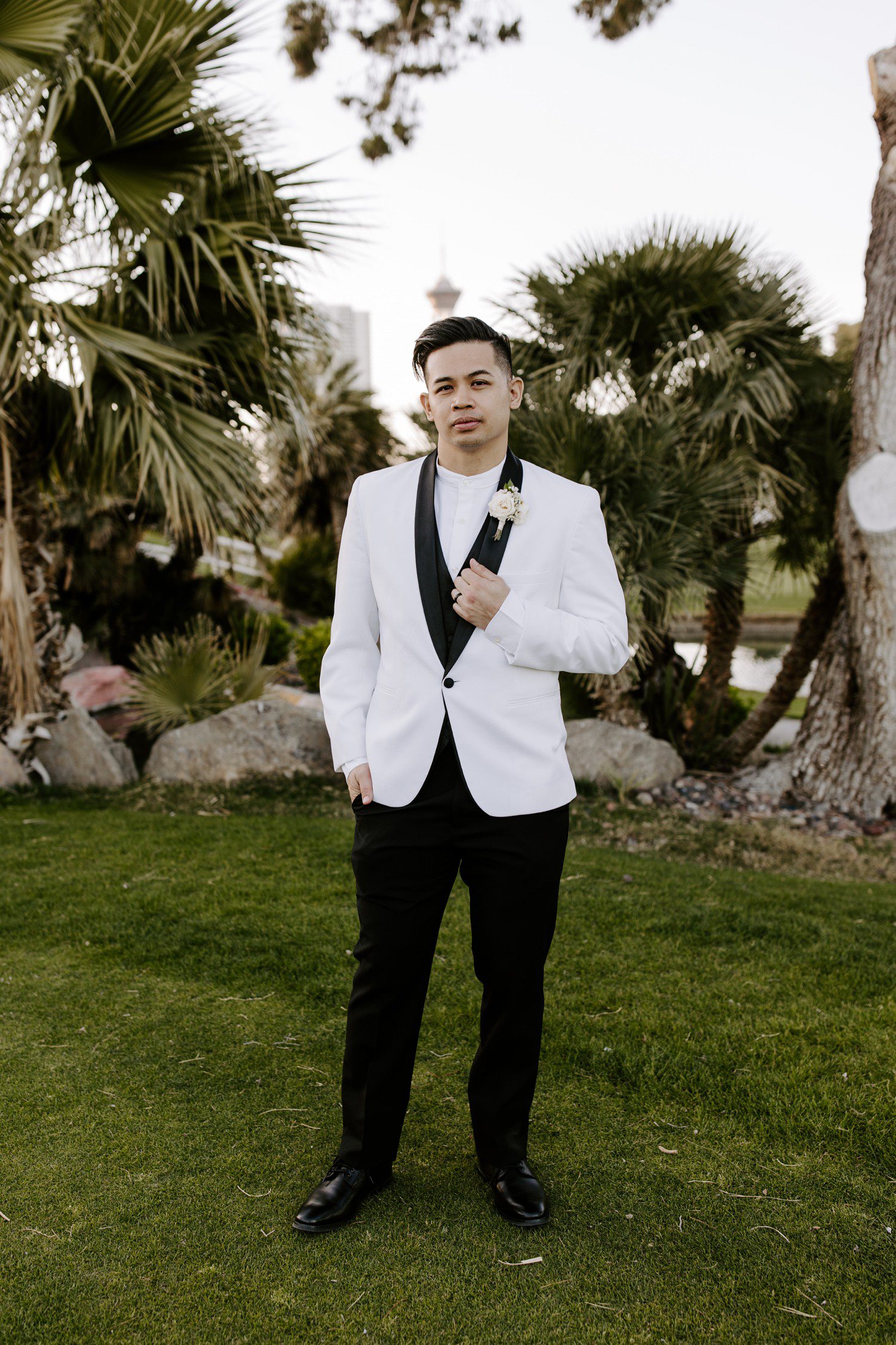 Groom in white jacket at Las Vegas Wedding. 