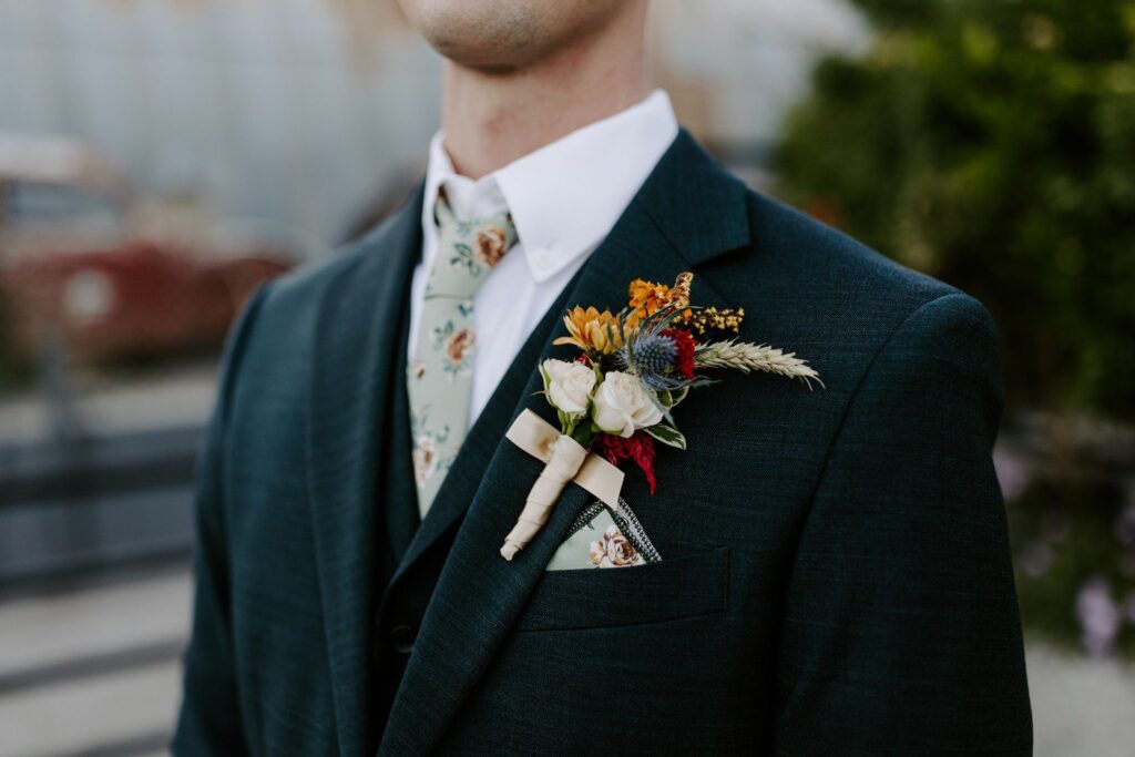 Groom fall color boutonniere for wedding.