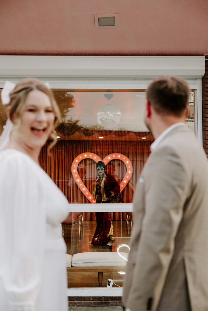 bride grins at officiant by Las Vegas wedding photographer