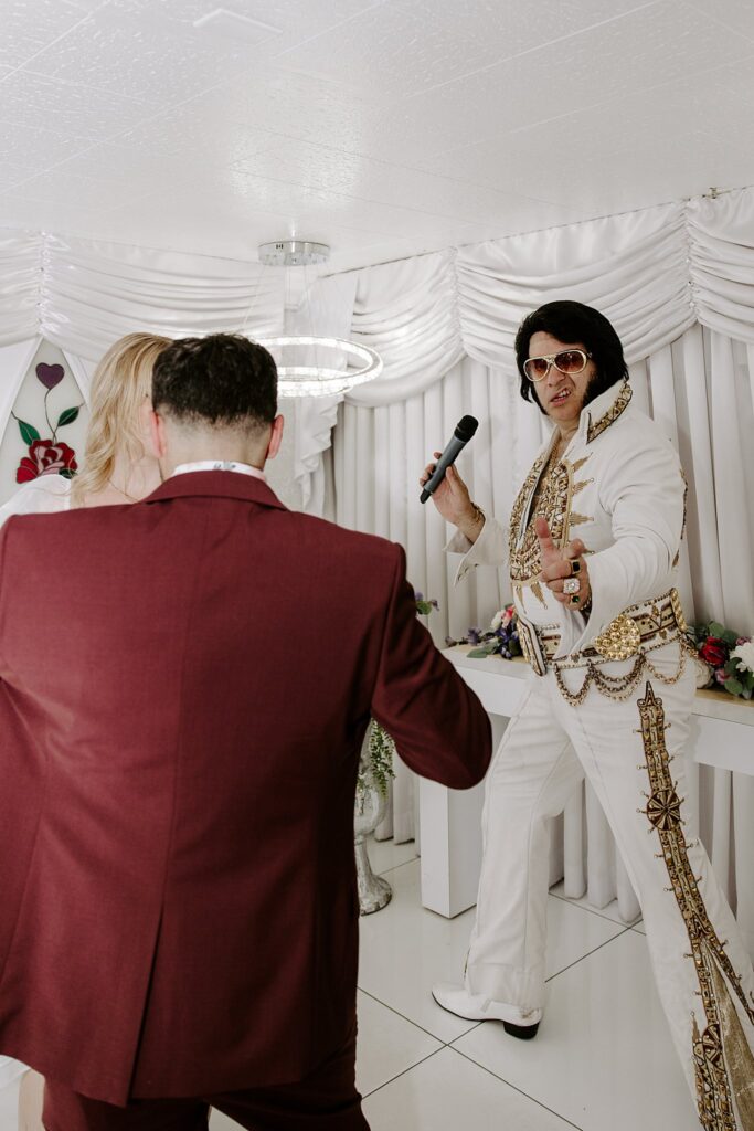 Elvis impersonator marries couple by Las Vegas elopement photographer