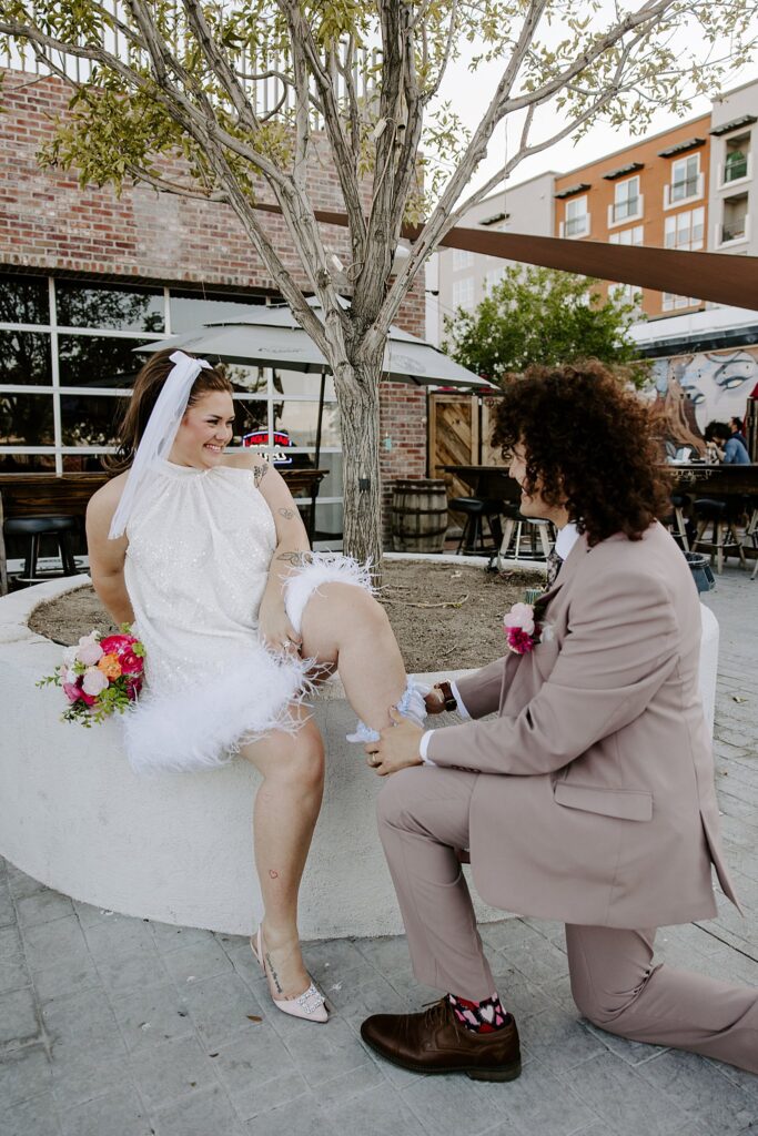 groom removes garter from bride by Vegas wedding photographer