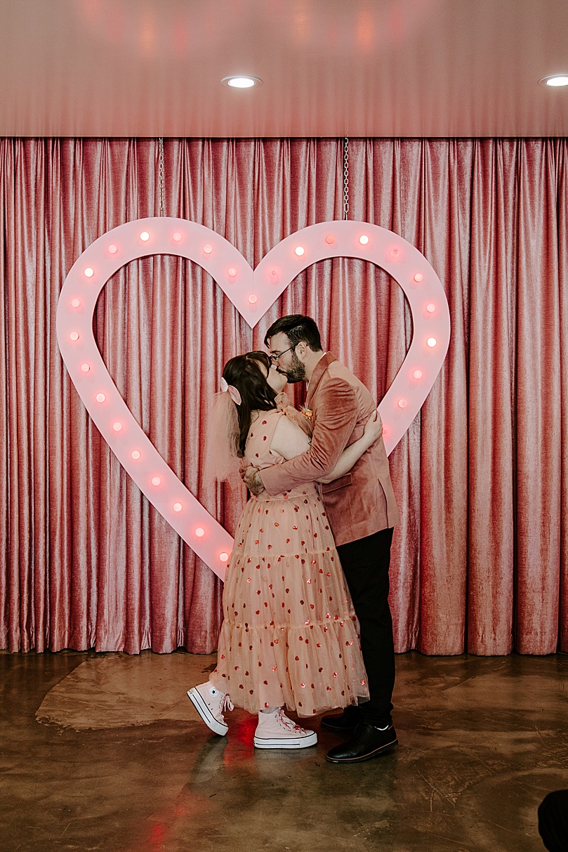 couple kiss in Sure Thing Chapel by Katelyn Faye Photography 